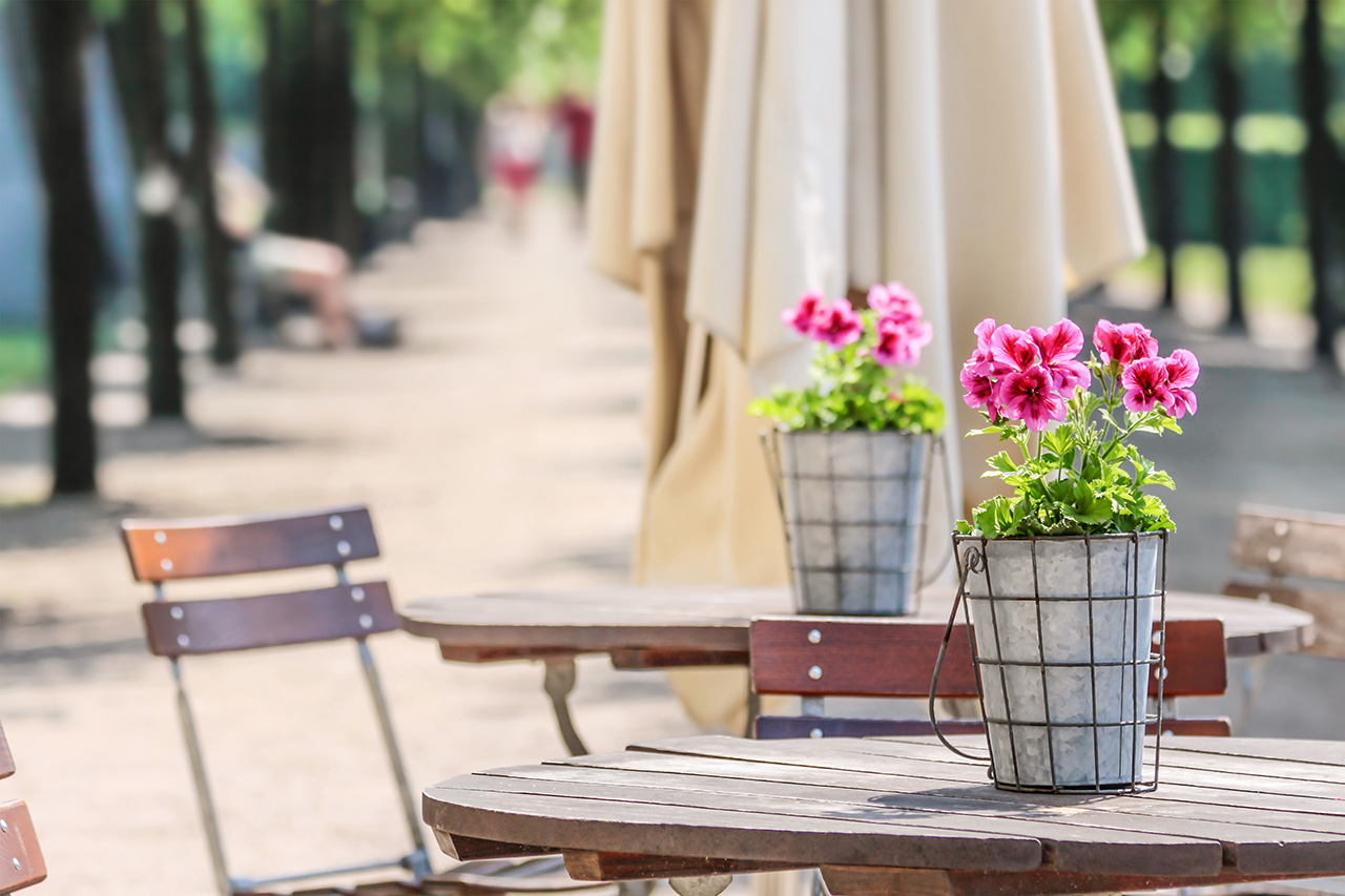 -restaurant-in-the-park by Maple Park Terraces apartment living in Flint, Michigan